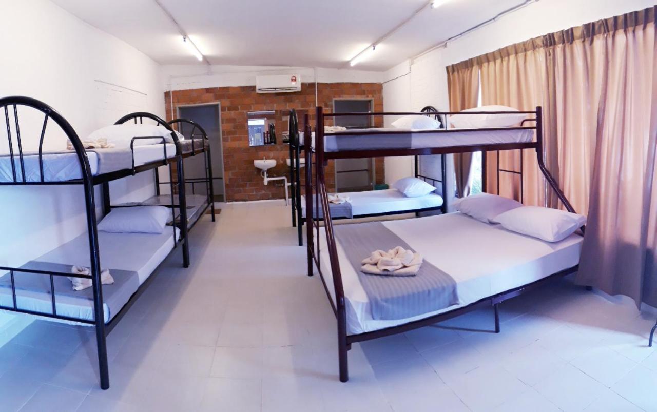 Dorm Master Hostel Padang Mat Sirat Bagian luar foto