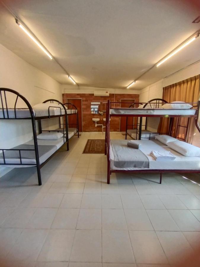 Dorm Master Hostel Padang Mat Sirat Bagian luar foto